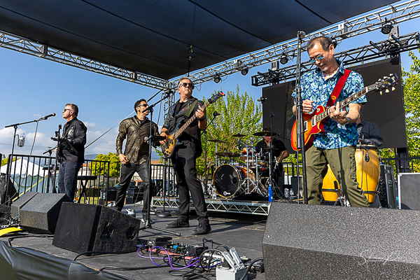 Alternative Cover Band Los Angeles playing onstage at an event | Altus Entertainment